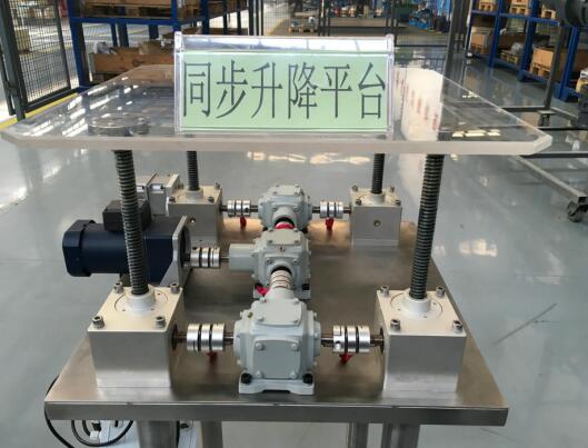 非标定做<a href='/default.html'>丝杆升降机</a>同步升降台